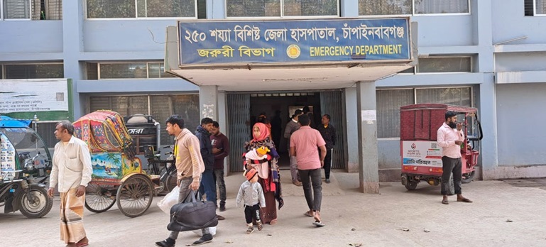 চাঁপাইনবাবগঞ্জ জেলা হাসপাতাল তত্বাবধায়কের উপর চড়াও কনসালটেন্ট,পরস্পরের বিরুদ্ধে অভিযোগ